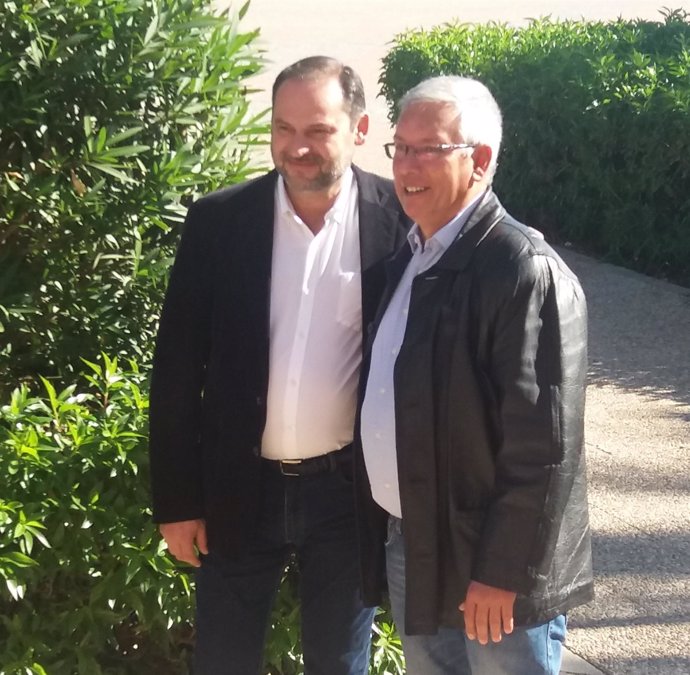 El secretario de Organización del PSOE, José Luis Ábalos, a la izquierda