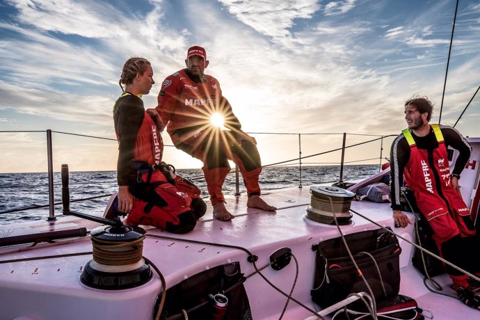 Sophie Ciszek, Xabi Fernández y Blair Tuke en cubierta MAPFRE Volvo Ocean Race