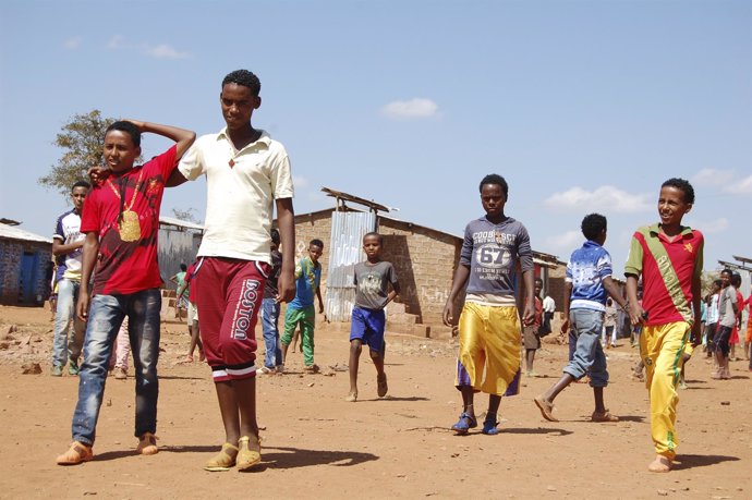 Refugiados eritreos juegan en un campo de refugiados de Etiopía