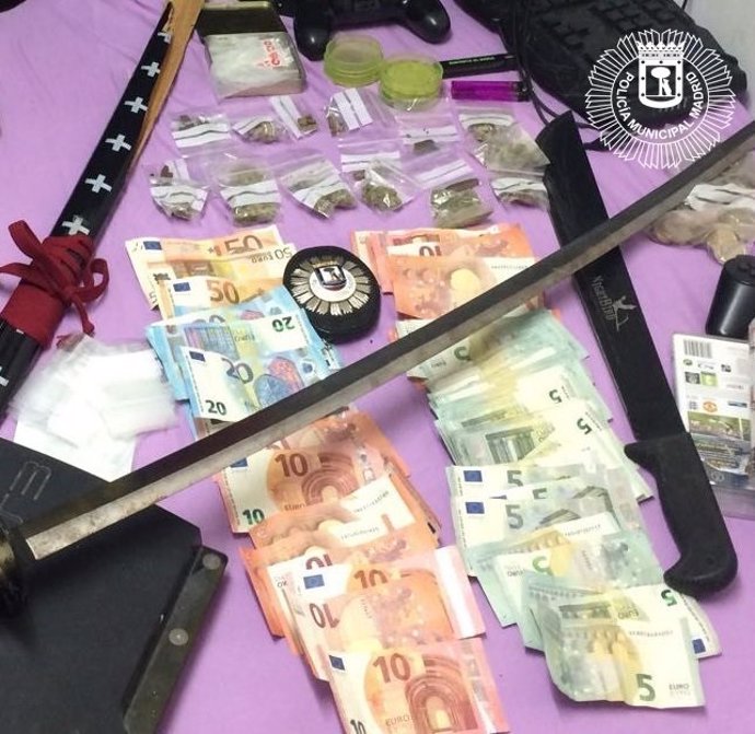 Imágenes de las katanas y dinero intervenidos