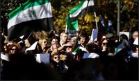 Banderas de Extremadura, pancartas y cánticos de 'Tren Digno Ya' forman una sola voz en la Plaza de España de Madrid