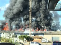 Unas 10 naves industriales resultan afectadas por el incendio en el Polígono de Marratxí