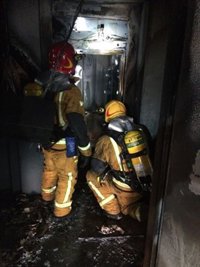 Desalojan un edificio en El Campello (Alicante) de diez plantas y 80 viviendas por un incendio en el ascensor
