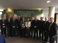Junta anima a los colegios de médicos andaluces a "seguir reforzando los valores de la profesión y la sanidad pública"