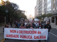 Centenares de personas claman en Santiago contra la "privatización" de la sanidad pública al grito de "¡Queremos salud!"