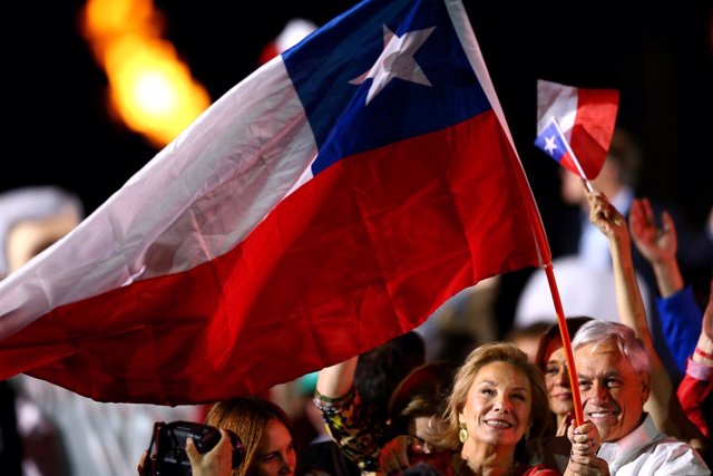 Sebastián Piñera y su mujer en el cierre de campaña electoral