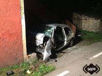 Un hombre resulta herido grave tras colisionar su coche contra una casa en Soto del Barco