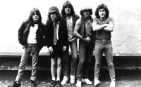El mundo del rock da su último adiós a Malcolm Young
