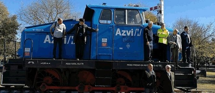 Trasladan una antigua locomotora al parque del Alamillo de Sevilla