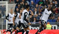 El Valencia no afloja antes del Barça y Las Palmas se queda colista