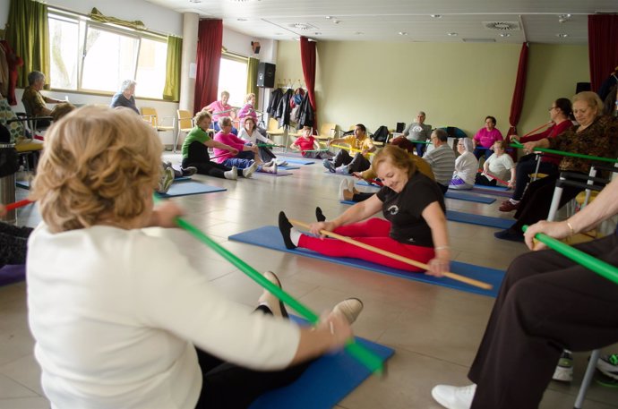 Mujer mayor haciendo gimnsasia, mujeres mayores haciendo gimnasia