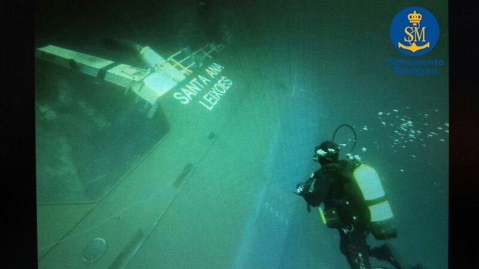 Imagen de uno de los buzos accediendo al Santa Ana