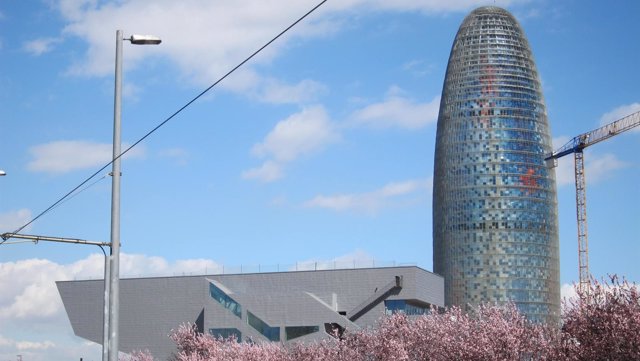 El Disseny Hub (Dhub) Y La Torre Agbar De Barcelona, En Glòries