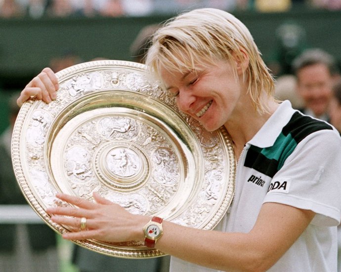 Jana Novotna abraza su trofeo de ganadora en Wimbledon 1998