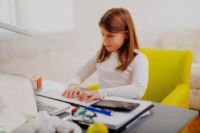 Menor usando un portátil 