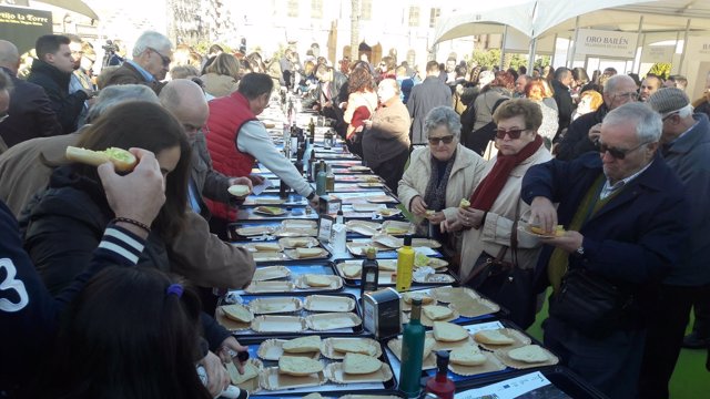 Desayuno con tostadas en el marco de la IV Fiesta del Primer Aceite de Jaén.