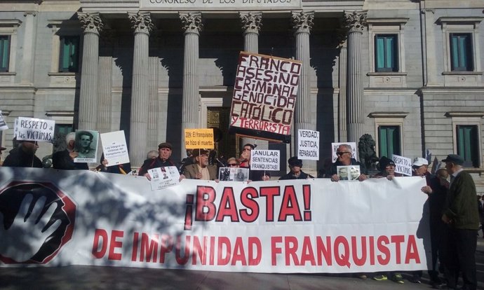 Concentración de víctimas del franquismo frente al Congreso
