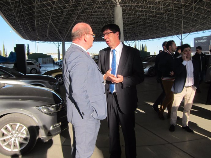 Juan Marín habla con el alcalde de Jaén, Javier Márquez                         