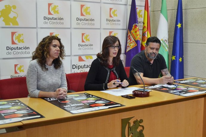 Cañete (centro) en la presentación del Salón Solidario