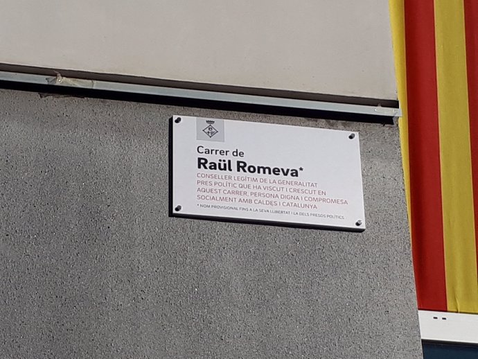 Placa de la calle Raül Romeva en Caldes de Montbui.