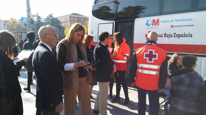 Rosalía González cumplimentando un formulario para donar sangre 