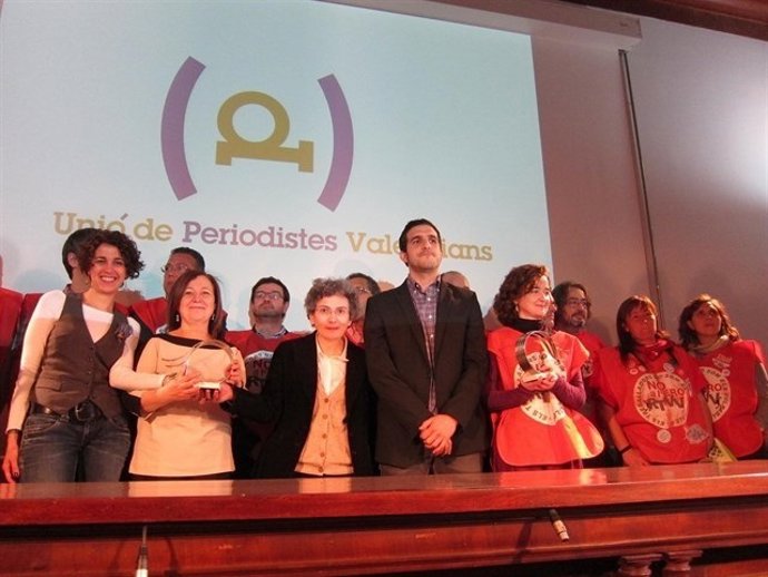 Momento de la entrega del premio al Comité de Empresa de RTVV