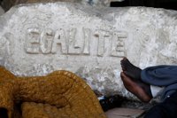 Un millar de migrantes afrontan sin techo la llegada del invierno en París