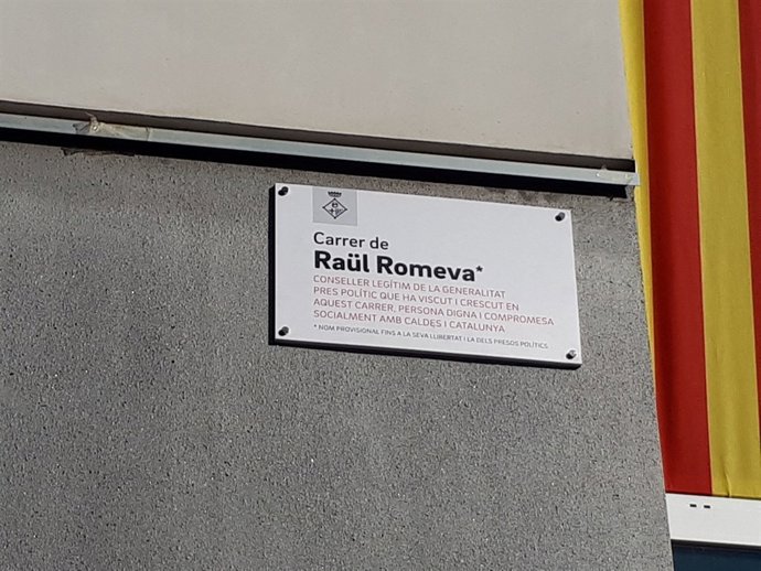 Placa del carrer Raül Romeva a Caldes de Montbui.