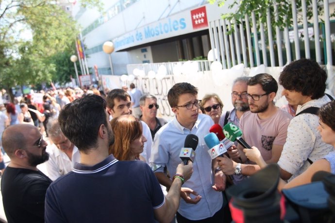 Iñigo Errejón atiende a los medios ante el Hospital de Móstoles