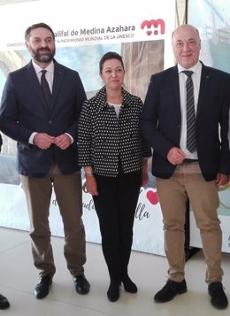 Fernández (izda.) con la alcaldesa y el presidente de la Diputación de Córdoba
