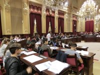 Estudiantes de Baleares se convierten en diputados por un día en el VI Parlament infantil