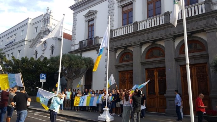 Izado de la bandera de siete estrellas verdes