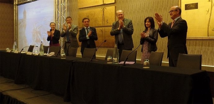 Barrientos (TSJC) recibe un premio de la AJFV a los jueces catalanes