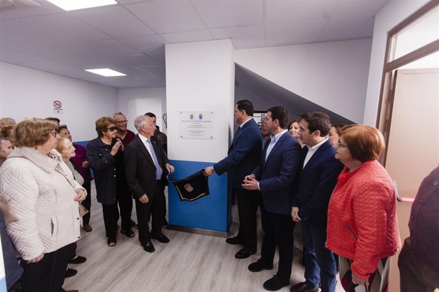 Gabriel Amat y Francisco Alonso, descubren la placa inaugural de ambos espacios.