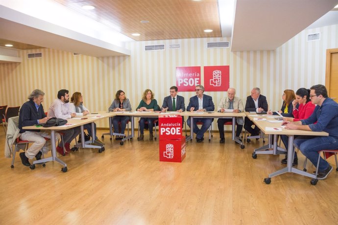 El PSOE de Almería se reúne con la Mesa en Defensa del Ferrocarril