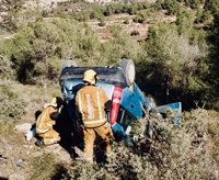 Sucesos.- Los bomberos rescatan a una mujer atrapada en su coche tras dar vueltas de campana en El Pinós
