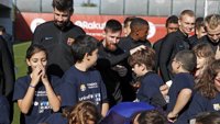 Niños entrenan con Valverde y codirigen el FC Barcelona en el Día Mundial de la Infancia