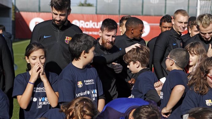 Messi y Piqué con niños en el Día Mundial de la Infancia