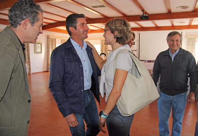 La ministra de Agricultura, Isabel García Tejerina, se reúne regantes Condado.