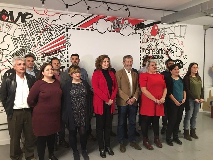 Julio Rodríguez amb membres de la candidatura Unid@s per Podem