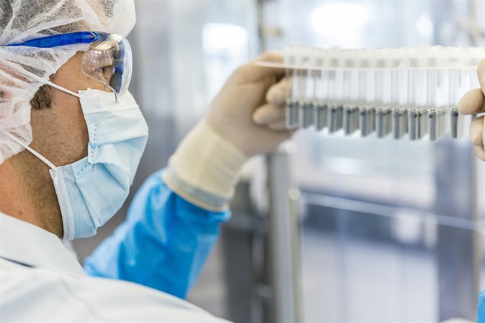 Laboratori. Investigador. Provetes