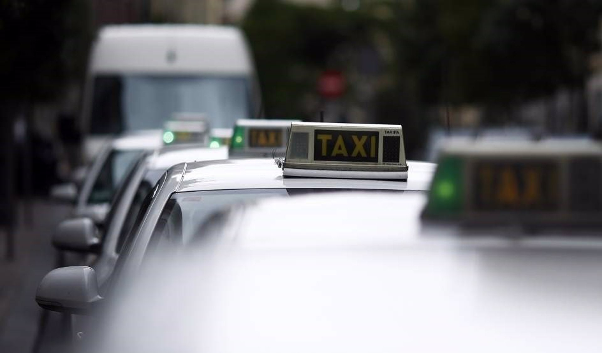 El taxi convoca un paro en todo el país para el día 29 en protesta por las empresas como Uber