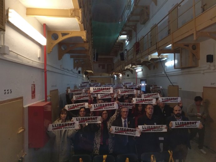 Desenes de persones demanen la llibertat de "presos polítics" 