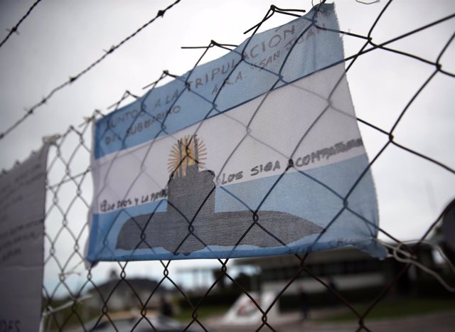 Bandera argentina como apoyo al submarino desaparecido