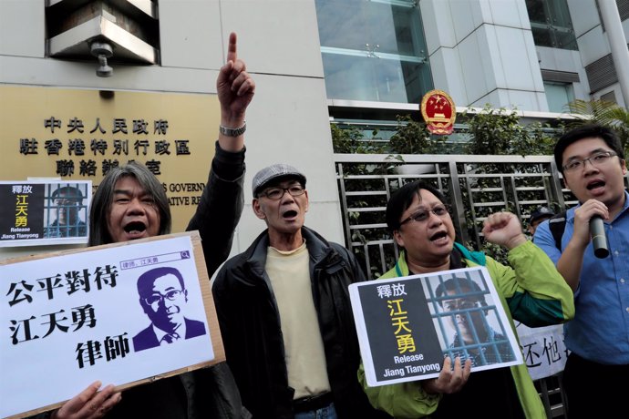 Un grupo de manifestantes protestan por la inhabilitación de Jiang Tianyong.