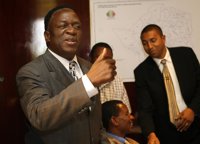Mnangagwa pide a Mugabe que se vaya y asegura que no regresará hasta que se garantice su seguridad
