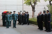 Catalá y los presidentes del Constitucional y del Supremo esperan al féretro de Maza