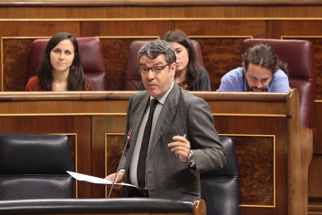 Álvaro Nadal en la sesión de control al Gobierno en el Congreso