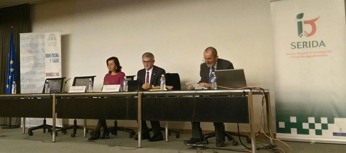 María Jesús Álvarez, Santiago García Granda (rector) y Ramón Juste (Serida)