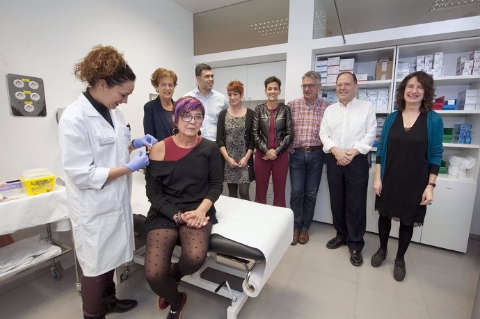 Tere Sáez y otros parlamentarios se vacunan contra la gripe.